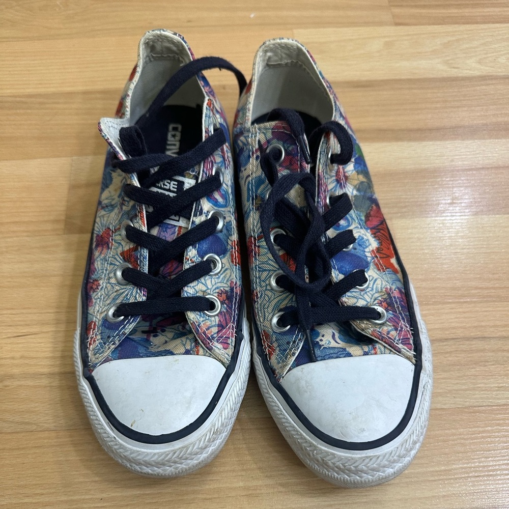 Converse Floral. Size 6 unisex.